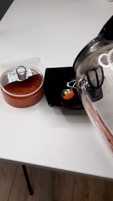 Чтобы проверить икру на натуральность - надо залить водой. Окрашивается в белый цвет - натуральная!