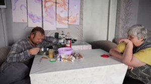 Сыночек проедает пенсии родителей и нигде не работает потому что ленивый Работа работой обед по расп