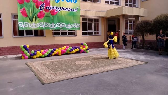 Лерика танцует в школе на Наурыз смотреть онлайн