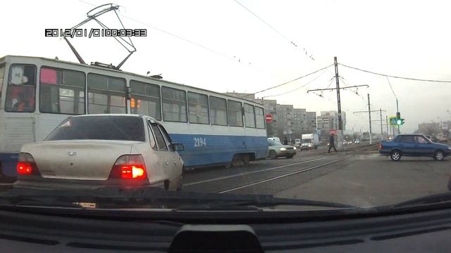 Девушка на встречке. Дата на регистраторе не верна. Сегодня днем 24.11.2017 смотреть онлайн