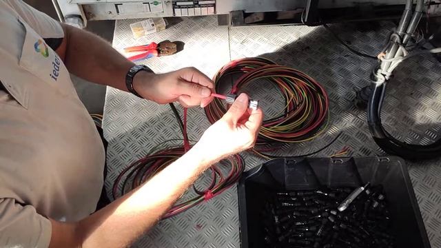 MC4 stekker aan een solarkabel vastmaken смотреть онлайн