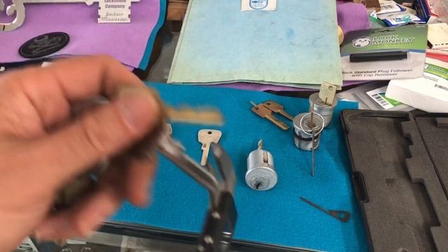 U Change, the locksmith side ;) смотреть онлайн