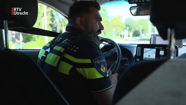 Mee met de Politie Amersfoort: Man op gestolen dure fiets, persoon over railing brug | Aflevering 3 смотреть онлайн