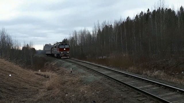 "После долгого перерыва" Тепловоз ТЭП70-426 с пригородным поездом Серов-Приобье смотреть онлайн