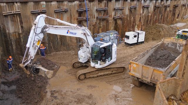 Short tail Komatsu PC 228US grading the base layer for an underpass - Midweek Moments смотреть онлайн