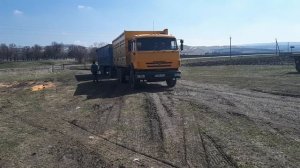 Камаз зерновоз пустой с груженным прицепом  не может тронуться с места