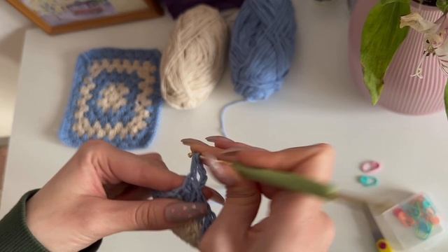 вязанная балаклава крючком из бабушкиных квадратов/ туториал на капор для начинающих смотреть онлайн