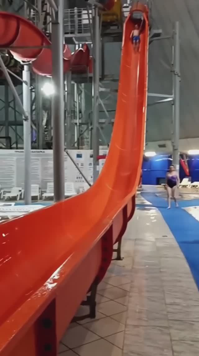 ахахах отвесил пятюню #аквапарк ##смешноевидео #экстрим #развлечения #wemort #веморт #рекомендации смотреть онлайн