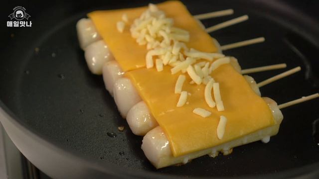 치즈떡꼬치 | 가래떡이 치즈를 입었다 | 계속먹고 싶은맛 | 간단간식 | Korean Rice Cake смотреть онлайн