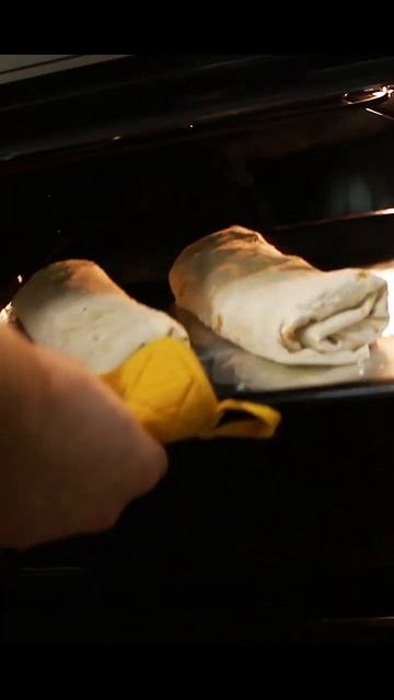 ШАУРМА ИЗ ТОГО ЧТО БЫЛО В ХОЛОДИЛЬНИКЕ. БОМБИЧЕСКИЙ СОУС #shorts #шаурма #шаурмарецепт #шаверма