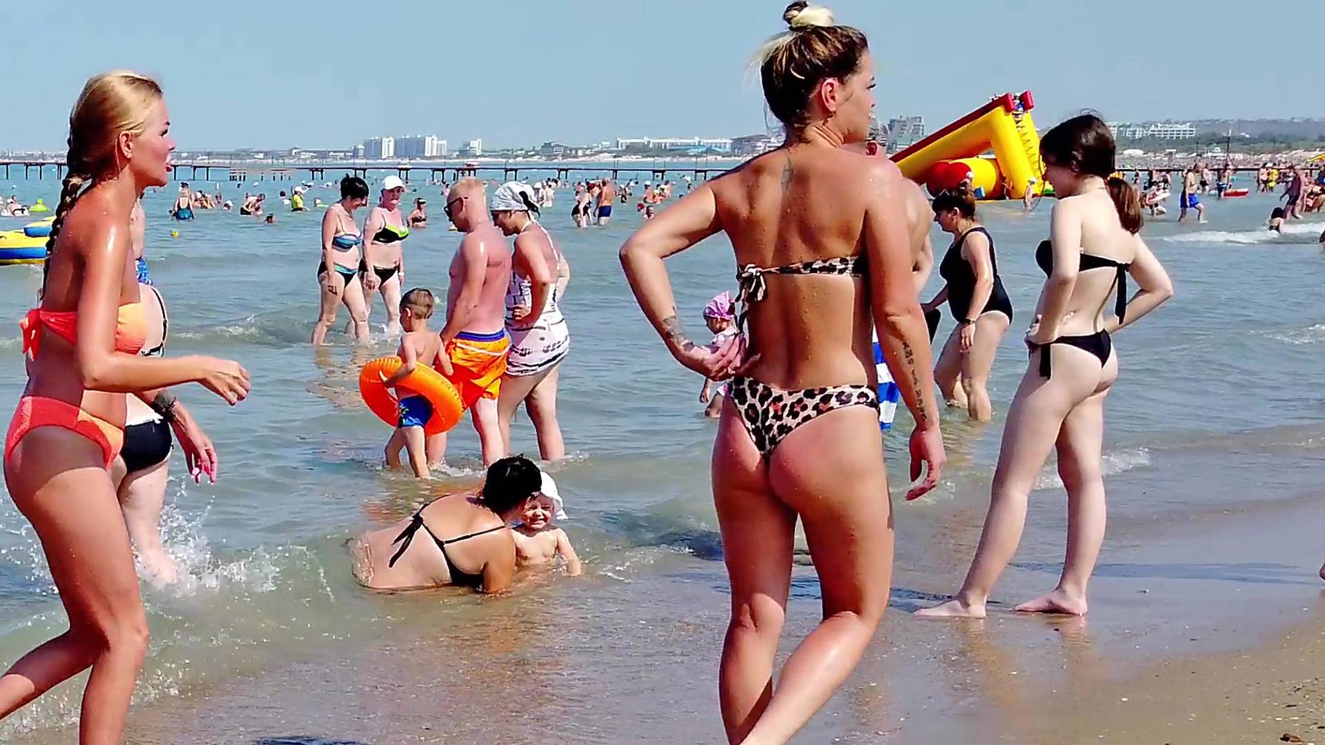 Анапа. Песчаный пляж в центре города-курорта у аквапарка смотреть онлайн