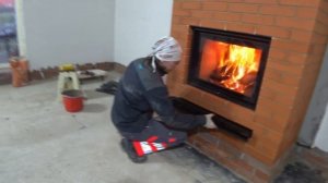 Камин в доме из кирпича с топкой Astov