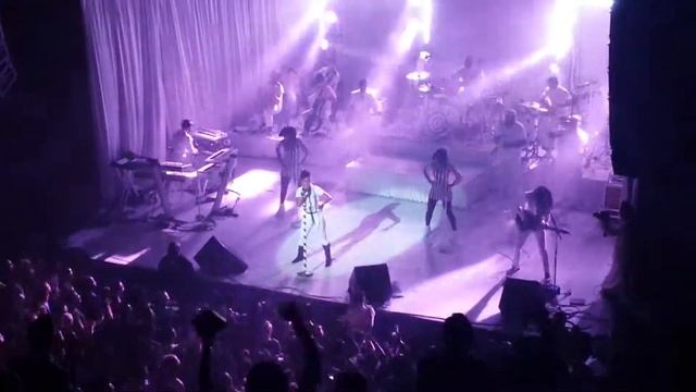Janelle Monae performs Q.U.E.E.N. live смотреть онлайн