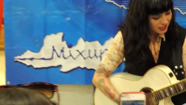 Tu Falta de Querer - Mon Laferte ( firma de autógrafos Puebla ) смотреть онлайн