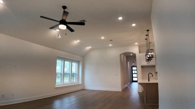 1984 SQ Bentley Plan with Highland Homes in 6 Creeks in Kyle, TX. Available spec home. смотреть онлайн