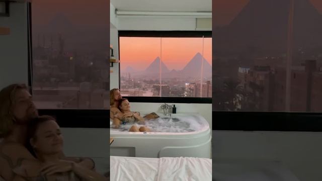 JACUZZI VIEW OF THE PYRAMIDS OF GIZA?!? смотреть онлайн