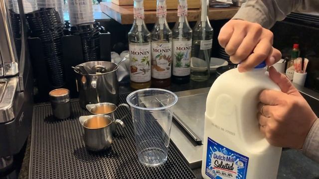 Cafe Vlog EP.939 | Iced Caffe Caramel Latte | How to make coffee drinks | Strong coffee смотреть онлайн