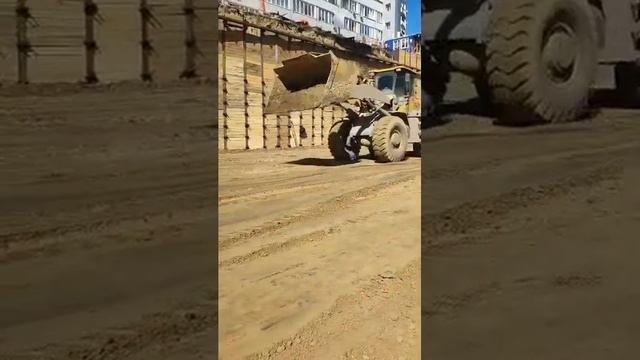 Работа фронтального погрузчика, равняет отметку дна котлована! смотреть онлайн