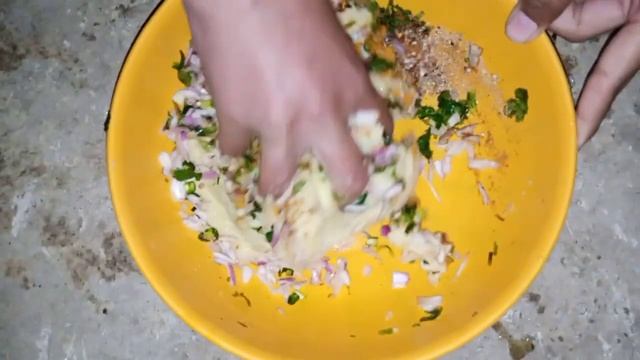 Aloo ka crispy paratha | yummy and tasty | potatoes paratha recipe | Maha Arslan vlogs смотреть онлайн