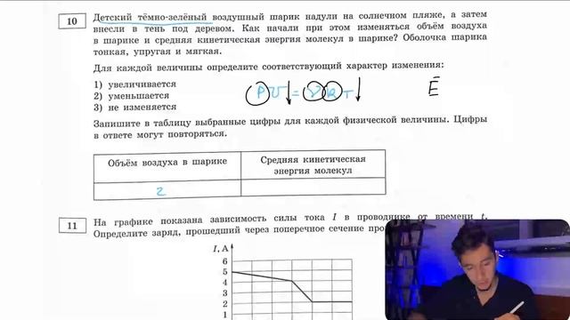 Детский тёмно-зелёный воздушный шарик надули на солнечном пляже, а затем внесли в тень под - № смотреть онлайн