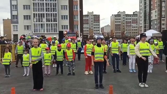 Флэшмоб к 65-летию Тобольской госавтоинспекции. МАОУ СОШ №9. Школьный лагерь-2022, 2 смена. смотреть онлайн
