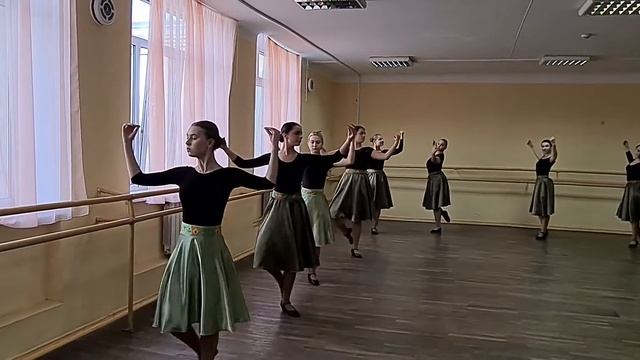 Коло ногою по підлозі в характері татарського танцю смотреть онлайн