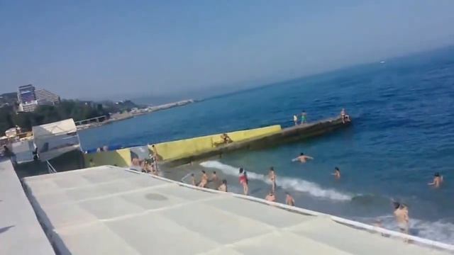 Крым, Алушта, 08 06 14 Пустынный пляж в курортный сезон, как и предсказывал Кличко смотреть онлайн
