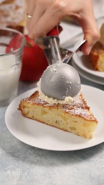 French Apple Cake 🤩 Recipe at lemonblossoms.com | #shorts #shortvideo #recipeshorts смотреть онлайн
