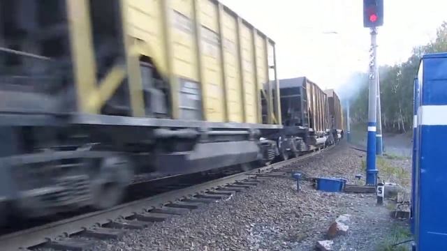 Тепловоз 2ТЭ10В-4219 с хозяйственным поездом смотреть онлайн