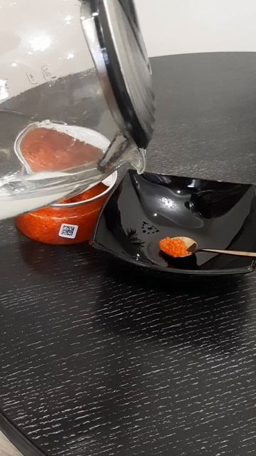 Из этих ястыков делаем такую икру. Проверяем икру. Окрашивается в белый цвет - натуральная!