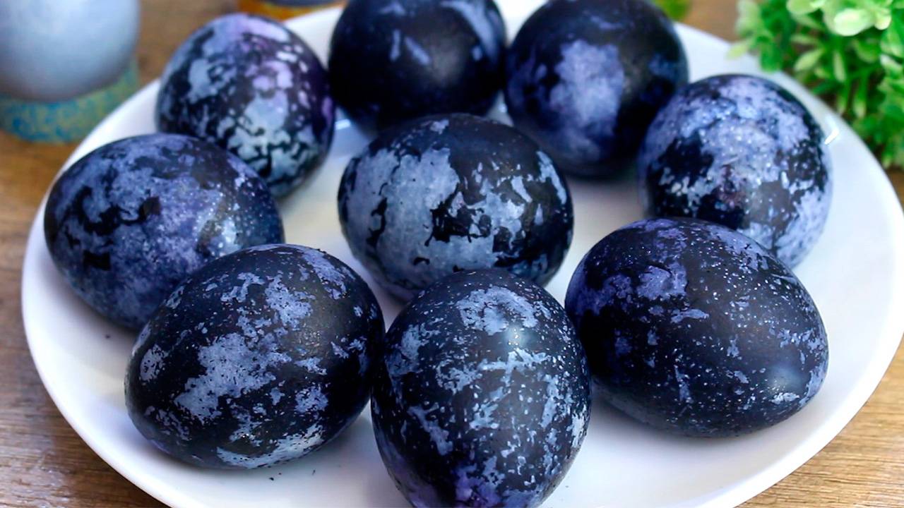 Как ПОКРАСИТЬ ЯЙЦА без красителей 🥚 Интересный Способ на Пасху! смотреть онлайн