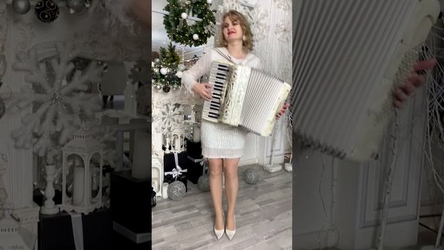 У леса на опушке, жила Зима в избушке....