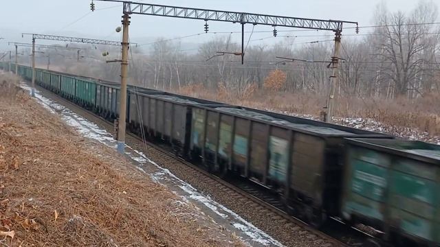 Система электровозов 2ЭС5К-127/124 "Ермак" с грузовым поездом морозным зимним утром на Транссибе. смотреть онлайн
