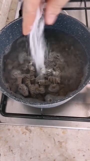 PASTA CON ZUCCHINE FRITTE E RICOTTA SALATA #shorts #pasta #granosaraceno #senzaglutine смотреть онлайн