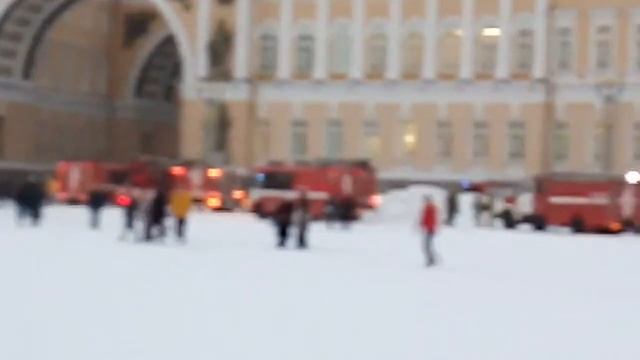 Массовый сбор экстренных служб на Дворцовой площади смотреть онлайн