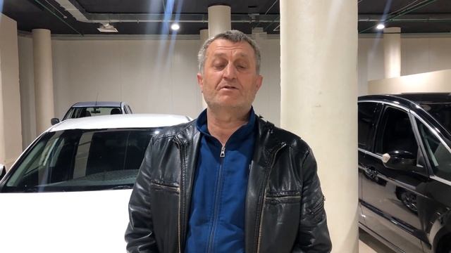 Довольный клиент благодарит сотрудников автосалона Республика за помощь в приобретении автомобиля смотреть онлайн