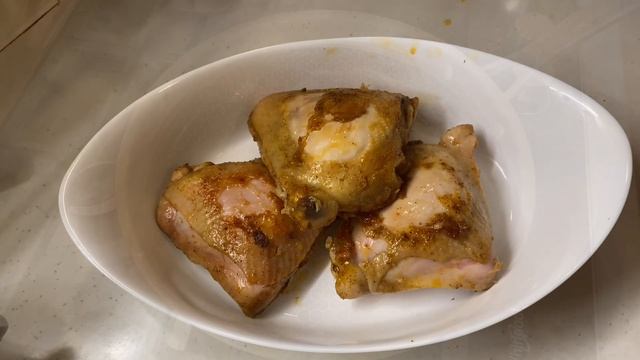 Курятина тушкована в вершково-часниковому соусі смотреть онлайн