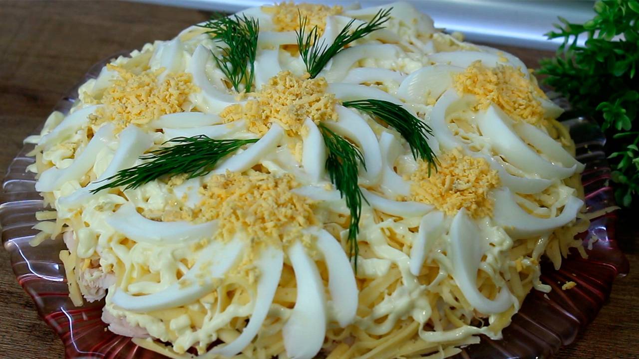 Вкуснейший салат "Ромашка" с копчёной курицей , покорит всех! Съедается быстрее, чем готовится смотреть онлайн