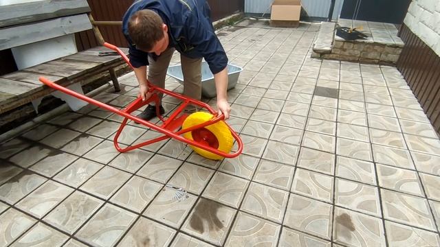 Как собрать новую строительную тачку.Обзор тачки.Работа под дождем. смотреть онлайн