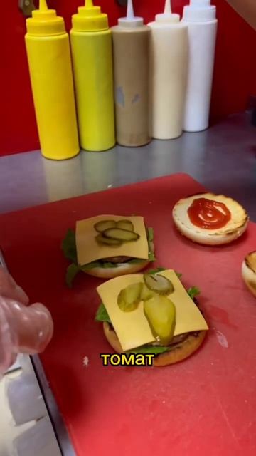 Чизбургер готов! Выдаю заказ. #бизнес #фастфуд #франшиза #shorts #cheesburger смотреть онлайн