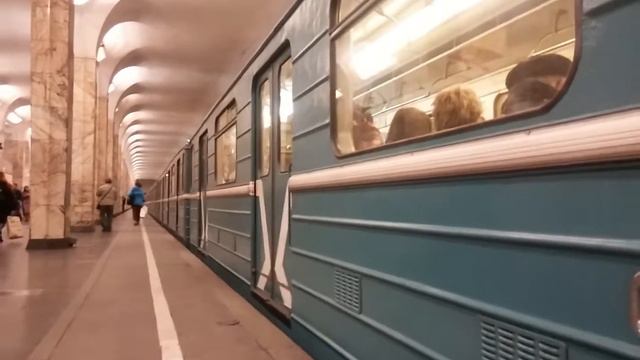 81-717/714 На станции Автозаводская смотреть онлайн