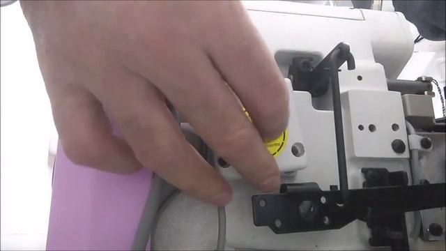 Замена масла в промышленном оверлоке AURORA 800 D смотреть онлайн