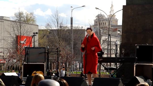 "Лунные эльфы". Елена Албул читает на Триумфальной площади смотреть онлайн