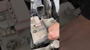 Замена акб на митсубиси аутлендер.