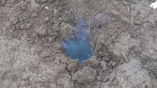 Большая петарда под землей. Мощная петарда + нора. Эксперимент смотреть онлайн