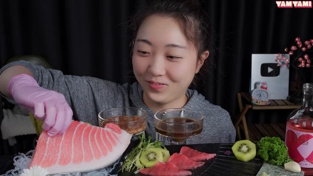 참치 내장에 찍어먹는 통 1번 뱃살 🐟Tuna eating show смотреть онлайн