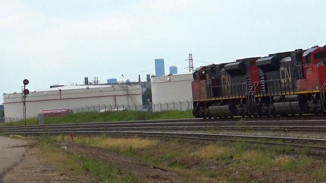 Dual SD70M-2 Units Slowly Haul an Intermodal Container Train Out of East Edmonton смотреть онлайн