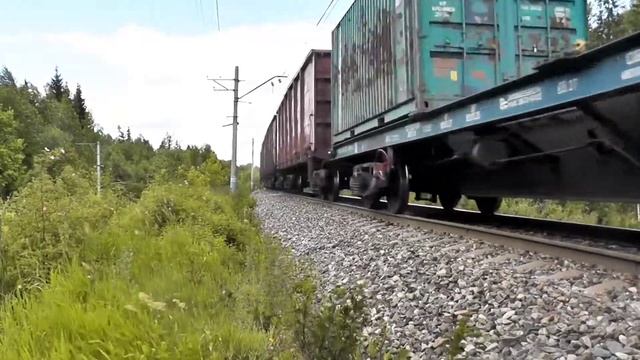 2ЭС10-156 с грузовым составом и приветливой бригадой смотреть онлайн