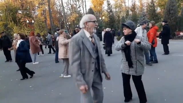 Разбила ты любовь мою разбила сердце словно камень!!!💃🌹💃🌹Танцы в парке Горького!!!💃🌹Харьков 20 смотреть онлайн