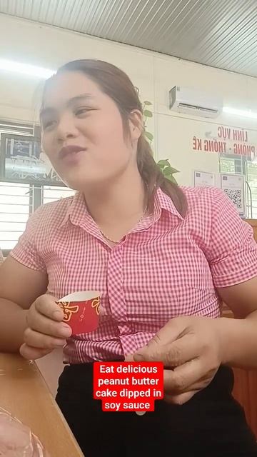 Eat delicious peanut butter cake dipped in soy sauce - Thu Hien 1993 #shorts смотреть онлайн